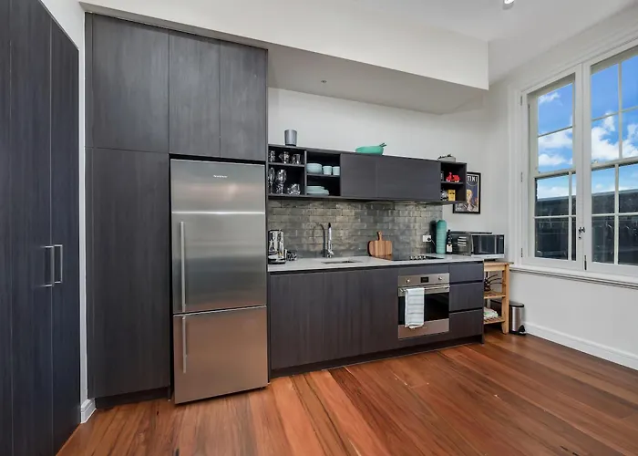 Inner-City Apartment Minutes Walk To Dining Hubs