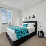 Inner-City Apartment Minutes Walk To Dining Hubs