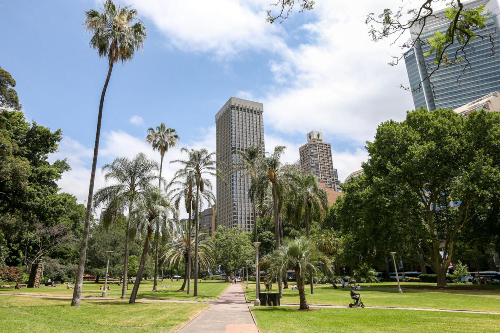 Inner-city Minutes Walk To Dining Hubs *
